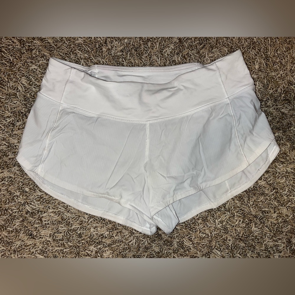 White Lulu Lemon Speed up shorts 2.5. Size 4
